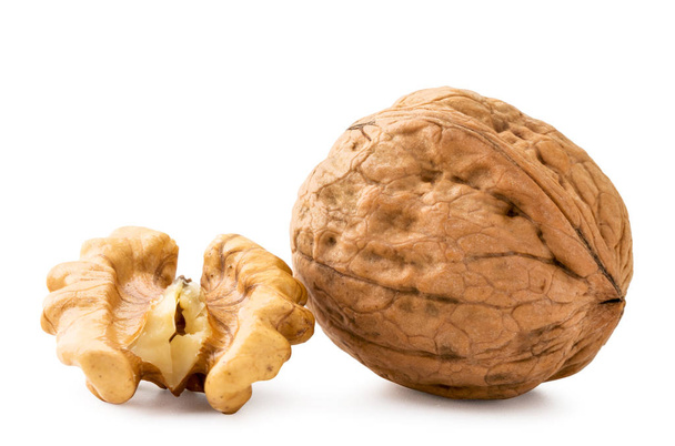 Vlašské ořechy a polovina jádra detailně na bílém pozadí. - Fotografie, Obrázek