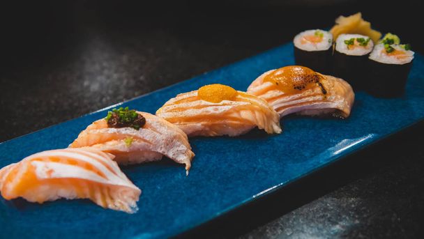 Salmon belly sushi set. - Foto, afbeelding