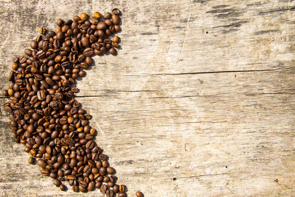 Kaffeebohnen auf Holzgrund - Foto, Bild