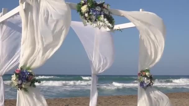 Wspaniała ceremonia ślubna. Dekoracja ślubna kwiatów. Łuk kwiatowy na weselu - Materiał filmowy, wideo