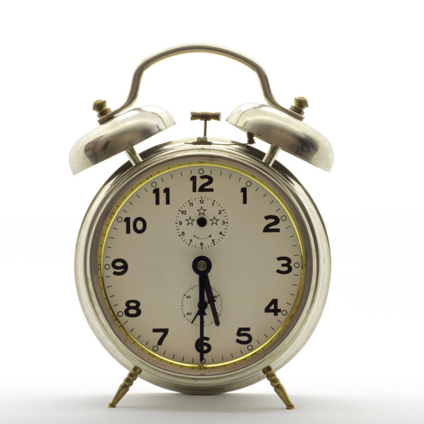 Relógio de alarme à moda antiga, metal, são cinco e meia.
. - Foto, Imagem