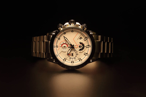 Krásné pánské zápěstí kovové hodinky - Fotografie, Obrázek