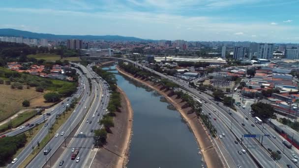 Légi kilátás egy gyönyörű folyóra az autópályák között. Városi tájkép. Nagyszerű táj. Marginal Tiete, Sao Paulo, Brazília - Felvétel, videó