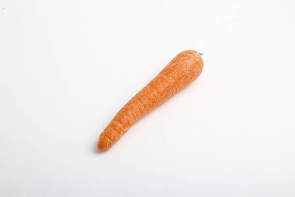 Свежая морковь на белом фоне. Закрытие Carrots
. - Фото, изображение