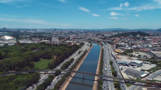 Widok z lotu ptaka na piękną rzekę między autostradami. Krajobraz miejski. Wspaniały krajobraz. Krawat graniczny, Sao Paulo, Brazylia - Materiał filmowy, wideo