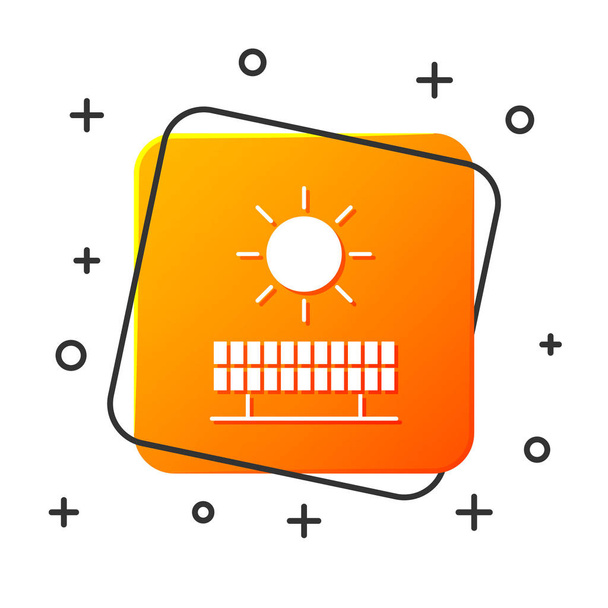 白い太陽エネルギーパネルと太陽のアイコンは白い背景に隔離されています。オレンジの四角形のボタンベクターイラスト - ベクター画像