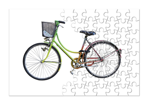 altes farbiges Fahrrad auf weißem Hintergrund - Konzeptbild in Jigsa - Foto, Bild
