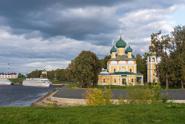 Transfiguratie Kathedraal van het Uglich Kremlin aan de oever van de Wolga, Rusland - Foto, afbeelding
