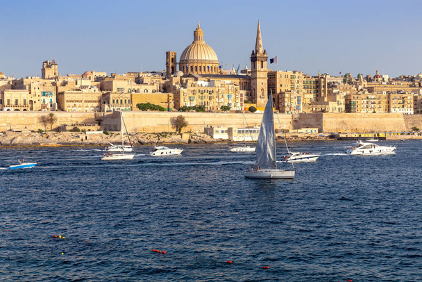 Valletta. Budynek katedry Św Pawła w słoneczny dzień. - Zdjęcie, obraz
