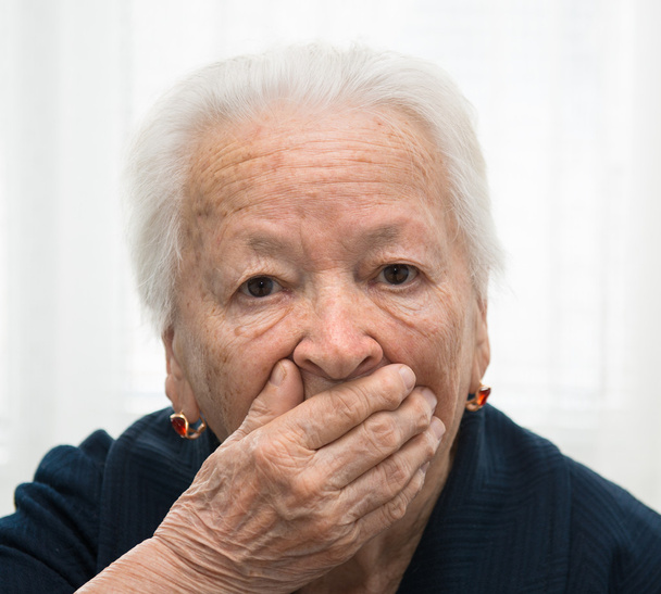 Vanha nainen haukottelee
 - Valokuva, kuva