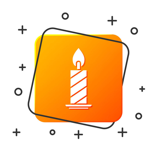weiße brennende Kerze im Kerzenständer-Symbol isoliert auf weißem Hintergrund. zylindrischer Kerzenstock mit brennender Flamme. orangefarbene quadratische Taste. Vektorillustration - Vektor, Bild