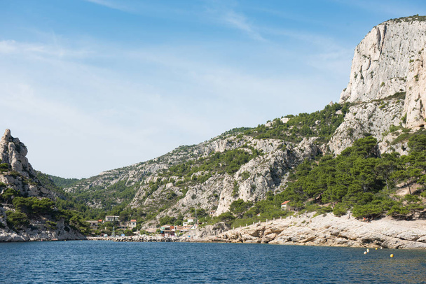 Piękny krajobraz Calanque de Sormiou z morza - Zdjęcie, obraz