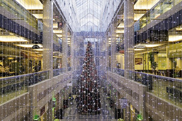 Εσωτερική οθόνη χριστουγεννιάτικο δέντρο σε ένα εμπορικό κέντρο - Φωτογραφία, εικόνα