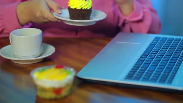 female hands work on a computer, eat cakes and take coffee. - Metraje, vídeo