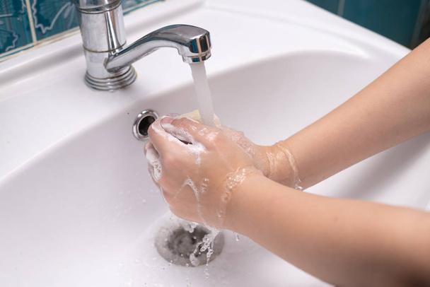 Mały chłopiec mycia rąk w łazience - Zdjęcie, obraz