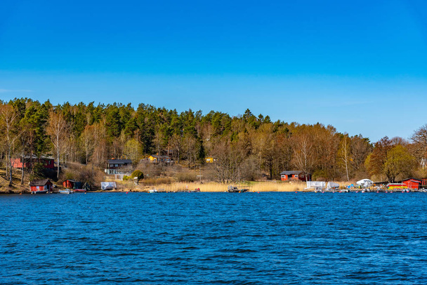 Ilha forrestada no lago malaren perto de Estocolmo, Suécia
 - Foto, Imagem