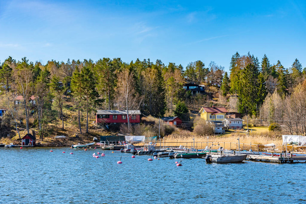 Pequeño pueblo en el lago Malaren cerca de Estocolmo en Suecia
 - Foto, imagen