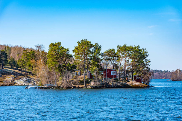 Pequeña isla con un cobertizo en el lago Malaren cerca de Estocolmo, Suecia
 - Foto, imagen
