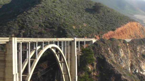 Bixby Creek Bridge, znany również jako Bixby Canyon Bridge, na wybrzeżu Big Sur w Kalifornii, 2018 - Materiał filmowy, wideo