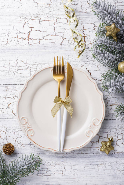 Χριστουγεννιάτικο τραπέζι και χρυσή διακόσμηση - Φωτογραφία, εικόνα