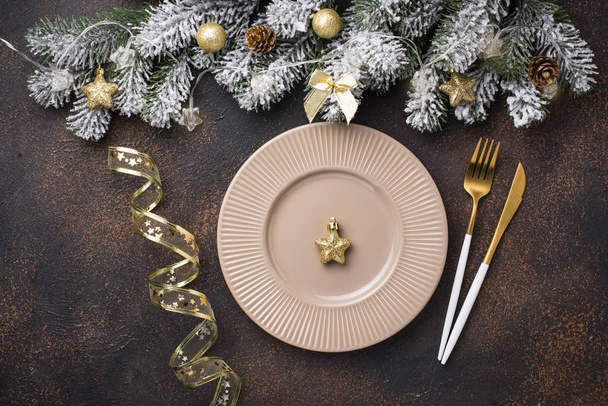 Christmas table setting and golden decor - Valokuva, kuva
