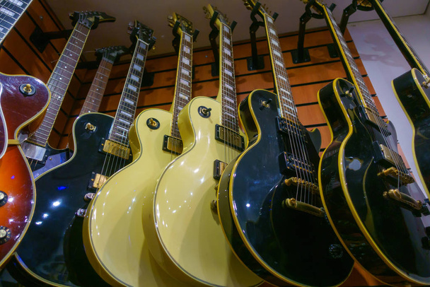Гітари в магазині на продаж
 - Фото, зображення