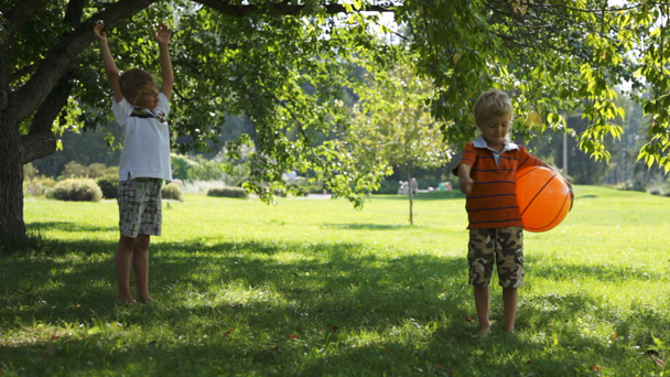 Két fiatal fiú játszik a labdát sz - Felvétel, videó