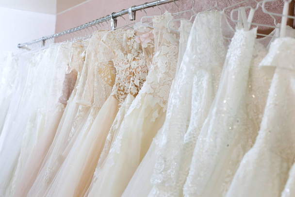 Gyönyörű elegáns esküvői ruhák. - Fotó, kép
