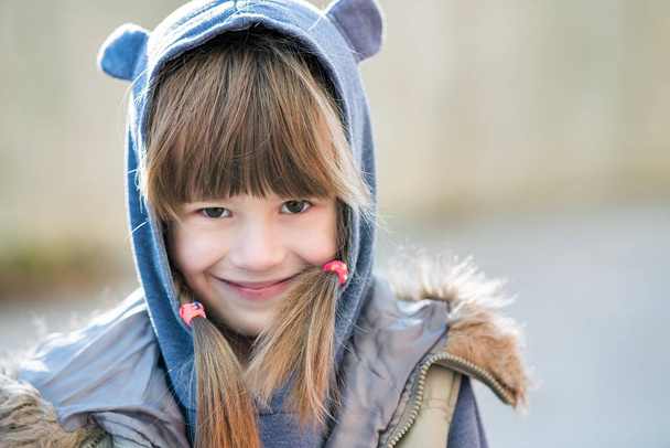 Ritratto di bambina felice in abiti caldi in autunno all'aperto
. - Foto, immagini