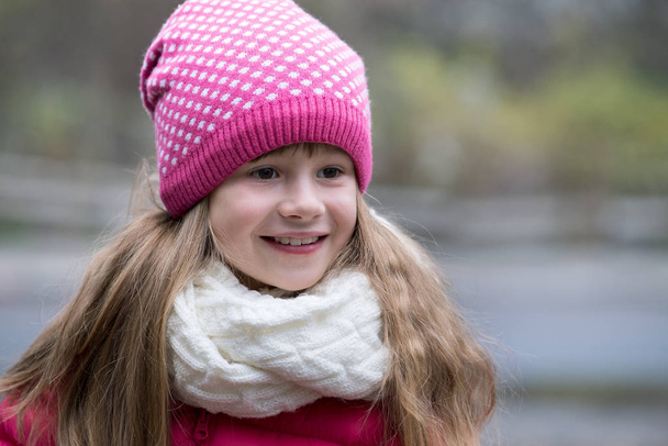 Dışarıda kalın örülü kışlık giysiler içinde güzel bir kız çocuğu.. - Fotoğraf, Görsel