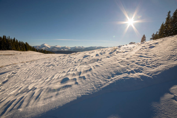 Zimní krajina panorama se zasněženými krajinnými kopci, vzdálené wh - Fotografie, Obrázek