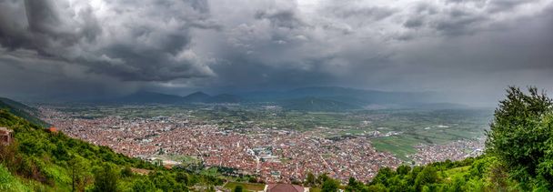 Panorama miasta Tetovo od góry.  - Zdjęcie, obraz
