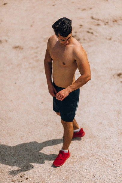 Komea väsynyt urheilija lepää rannalla kovan harjoittelun jälkeen
 - Valokuva, kuva