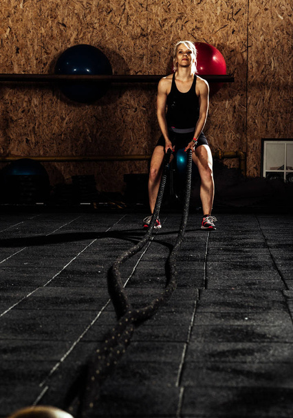 Визначена жінка кидає мотузки в спортзал
 - Фото, зображення
