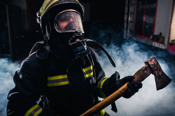Портрет жінки-пожежника, який тримає сокиру і варин
 - Фото, зображення