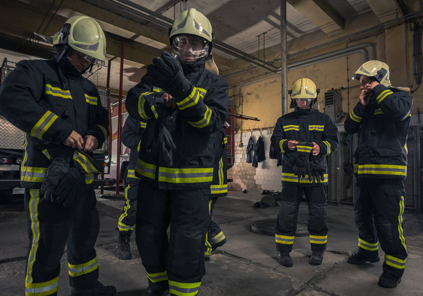 Пожежники готуються до служби швидкої допомоги. Пожежники одягають
 - Фото, зображення