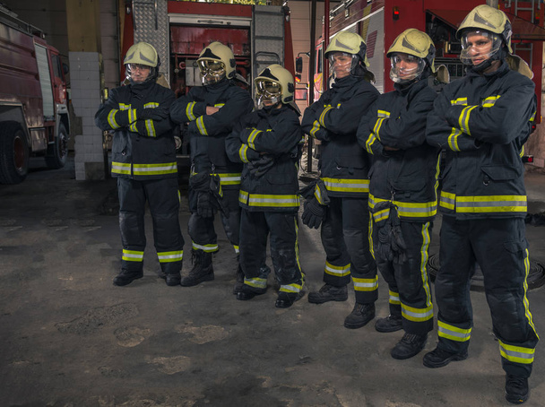 Un groupe de pompiers se tenant debout et les bras croisés. Incendie - Photo, image