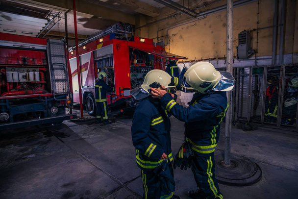 Hasiči si připravují uniformu a hasičský vůz v ba - Fotografie, Obrázek