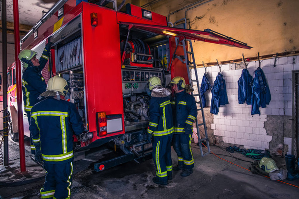 Група пожежників готує та перевіряє тиск та мудрість
 - Фото, зображення