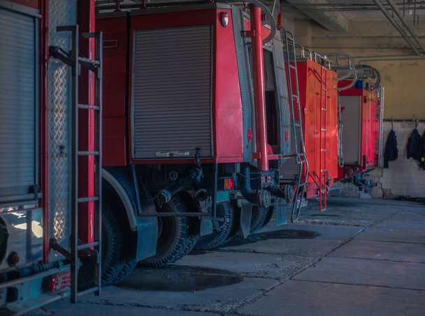 A tűzoltók garázsában parkoló tűzoltóautók - Fotó, kép