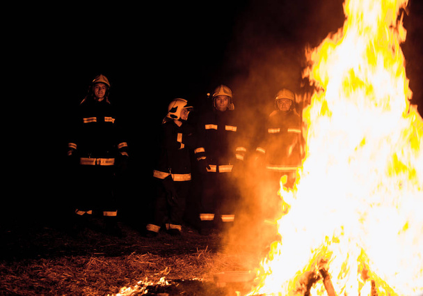 火災現場での消防隊員  - 写真・画像