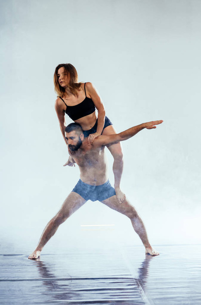 Moderneja ja tyylikkäitä balettitanssijoita tanssitunnilla - Valokuva, kuva