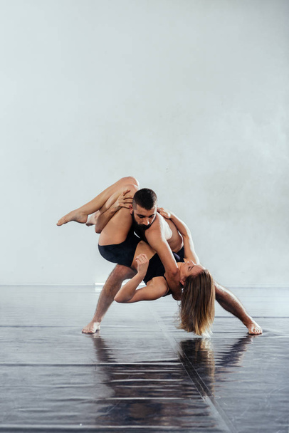 Партнеры по балету исполняют эмоциональный и художественный современный танец
 - Фото, изображение