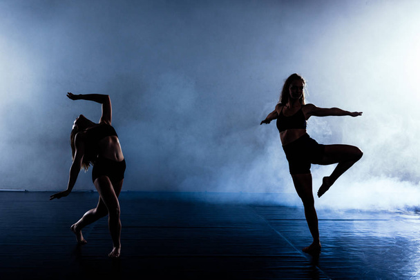 Mouvements de ballet exécutés par un couple d'athlètes caucasiens - Photo, image