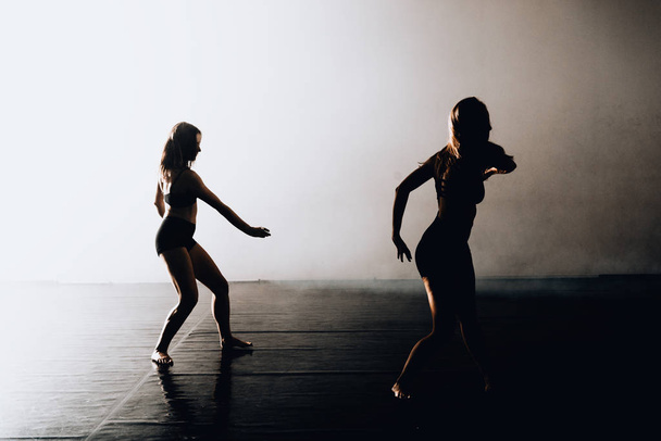 Elegantes bailarines de ballet modernos bailando en el estudio - Foto, imagen