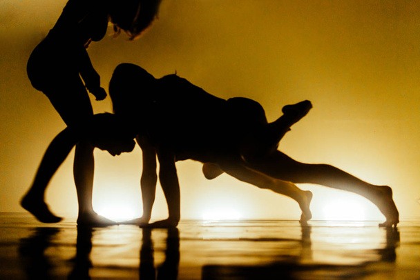 Гибкая молодежь, практикующая современное танцевальное движение - Фото, изображение