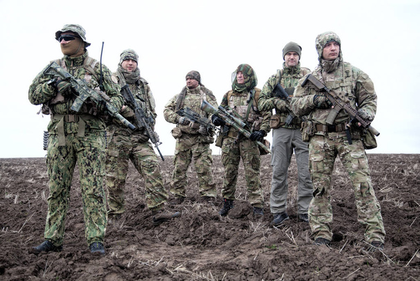 Группа солдат армии на марше в грязном поле aaa aaaa aaaa aaa
 - Фото, изображение