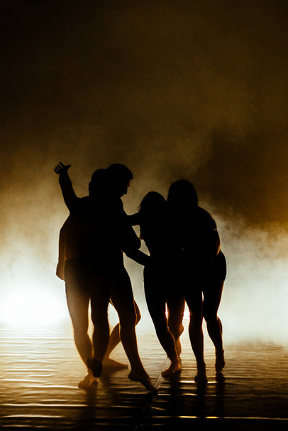 Гнучка молодь практикує сучасний танцювальний рух
 - Фото, зображення