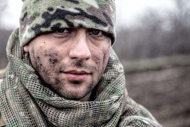 Retrato del soldado de infantería moderno en marcha
 - Foto, Imagen