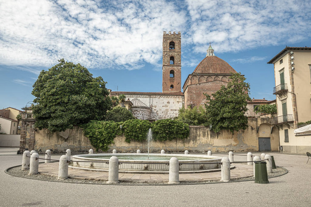 A tér közelében a templom Santi Giovanni e Reparata, vele - Fotó, kép